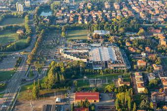Vue aérienne de Centre commercial L'Ariosto à Reggio nell’Emilia dans le département Reggio Emilia, Italie