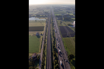 Photographie aérienne de Autoroute du Soleil à côté de la ligne à grande vitesse à San Martino in Rio dans le département Reggio Emilia, Italie