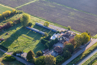 Vue aérienne de Sant'Agata di Rubiera Hébergement dans d'anciens wagons de chemin de fer à Rubiera dans le département Reggio Emilia, Italie