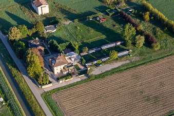 Vue aérienne de Sant'Agata di Rubiera Hébergement dans d'anciens wagons de chemin de fer à Rubiera dans le département Reggio Emilia, Italie