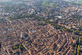 Vue aérienne de Piazza Roma, Duomo, Piazza Grande à Modena dans le département Modena, Italie