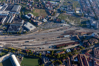 Vue aérienne de Station Parcheggio Modena et Estación de ferrocarril de TrenItalia de Módena à Modena dans le département Modena, Italie