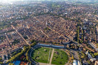 Vue aérienne de Parco archeologico Novi Ark, Parco PiazzaD'Armi Novisad, Université Marco Biagi Département d'économie à Modena dans le département Modena, Italie