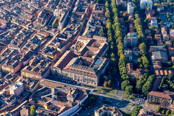 Vue aérienne de Palais des Musées à Modena dans le département Modena, Italie