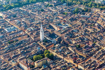 Vue aérienne de Vieille ville historique à Modena dans le département Modena, Italie