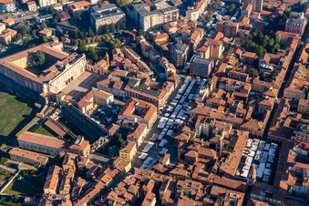 Vue aérienne de Les étals du marché du Palazzo Ducale à Sassuolo dans le département Modena, Italie