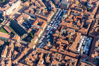 Vue aérienne de Marché sur la Piazza Martiri à Sassuolo dans le département Modena, Italie