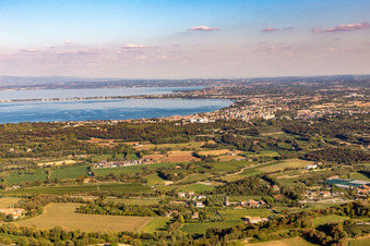 Vue oblique de Desenzano del Garda dans le département Brescia, Italie