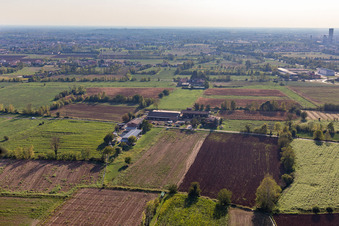 Vue aérienne de Campo di Volo "Corrys o bravo co à Nuvolera dans le département Brescia, Italie