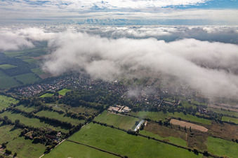 Vue aérienne de Vue du village sous les nuages depuis le nord-ouest à Winden dans le département Rhénanie-Palatinat, Allemagne