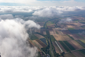 Vue aérienne de Système d'énergie solaire photovoltaïque en plein air du parc solaire ANUMAR Winden sur un terrain à Winden dans le département Rhénanie-Palatinat, Allemagne