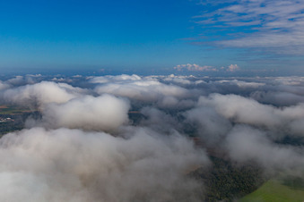 Vue aérienne de Nuages au-dessus du Bienwald à le quartier Minderslachen in Kandel dans le département Rhénanie-Palatinat, Allemagne