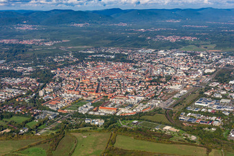 Vue aérienne de Centre-ville vu du sud à Landau in der Pfalz dans le département Rhénanie-Palatinat, Allemagne
