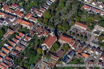 Vue aérienne de Église de l'Assomption de Marie, Caisse d'épargne à le quartier Queichheim in Landau in der Pfalz dans le département Rhénanie-Palatinat, Allemagne