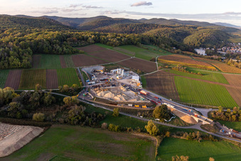 Vue oblique de Chantier de construction du portail est du tunnel Astrid pour le passage souterrain et le contournement de Bad Bergzabern entre la B38 (Weinstraße) et la B427 (Kurtalstraße) à Dörrenbach dans le département Rhénanie-Palatinat, Allemagne