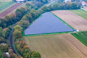 Vue aérienne de Installation photovoltaïque sur terres arables à Winden dans le département Rhénanie-Palatinat, Allemagne