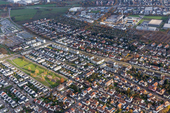 Vue aérienne de Parc de la rue Carl-Schäfer à le quartier Knielingen in Karlsruhe dans le département Bade-Wurtemberg, Allemagne