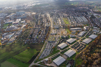 Vue oblique de Rue des Sudètes à le quartier Knielingen in Karlsruhe dans le département Bade-Wurtemberg, Allemagne