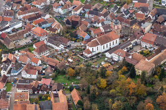 Vue aérienne de Marché de Noël d'Anneresl à Rheinzabern dans le département Rhénanie-Palatinat, Allemagne