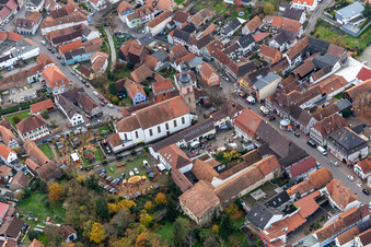 Vue aérienne de Marché de Noël d'Anneresl à Rheinzabern dans le département Rhénanie-Palatinat, Allemagne