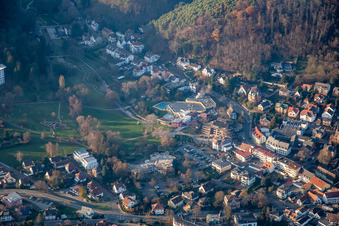 Vue aérienne de Parc thermal, Thermes du Palatinat du Sud à Bad Bergzabern dans le département Rhénanie-Palatinat, Allemagne