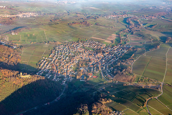 Vue aérienne de Du sud-ouest à Klingenmünster dans le département Rhénanie-Palatinat, Allemagne