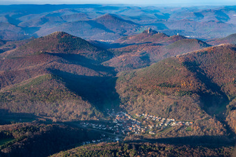 Vue aérienne de Trifelsblick à Waldhambach dans le département Rhénanie-Palatinat, Allemagne