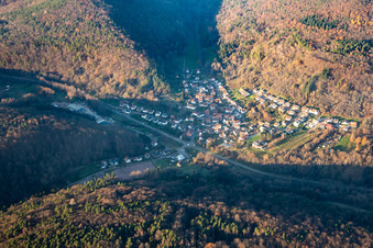 Vue aérienne de Du sud-est à Waldhambach dans le département Rhénanie-Palatinat, Allemagne