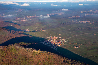Vue aérienne de Madenburg du sud-ouest à Eschbach dans le département Rhénanie-Palatinat, Allemagne