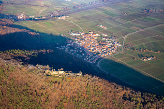 Vue aérienne de Madenburg du sud-ouest à Eschbach dans le département Rhénanie-Palatinat, Allemagne