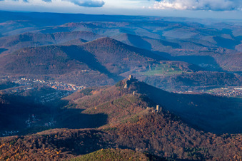 Vue aérienne de Les 3 châteaux : Münz, Anebos et Trifels du sud-est à le quartier Bindersbach in Annweiler am Trifels dans le département Rhénanie-Palatinat, Allemagne