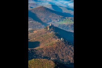 Vue aérienne de Les 3 châteaux : Münz, Anebos et Trifels du sud-est à le quartier Bindersbach in Annweiler am Trifels dans le département Rhénanie-Palatinat, Allemagne