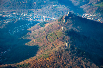 Photographie aérienne de Les 3 châteaux : Münz, Anebos et Trifels du sud-est à le quartier Bindersbach in Annweiler am Trifels dans le département Rhénanie-Palatinat, Allemagne