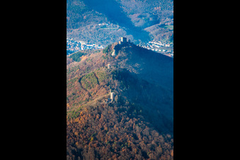 Vue oblique de Les 3 châteaux : Münz, Anebos et Trifels du sud-est à le quartier Bindersbach in Annweiler am Trifels dans le département Rhénanie-Palatinat, Allemagne