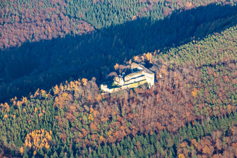 Vue aérienne de Ruines du château de Neuscharfeneck vues du sud à Flemlingen dans le département Rhénanie-Palatinat, Allemagne