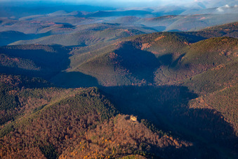 Vue aérienne de Le château de Meisteresel vu du sud à Ramberg dans le département Rhénanie-Palatinat, Allemagne