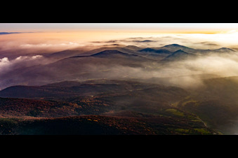 Vue aérienne de Panorama de la forêt du Palatinat Dans la brume au-dessus du Queichtal à le quartier Queichhambach in Annweiler am Trifels dans le département Rhénanie-Palatinat, Allemagne