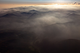 Vue aérienne de Les 3 châteaux : Münz, Anebos et Trifels dans la brume du nord à le quartier Queichhambach in Annweiler am Trifels dans le département Rhénanie-Palatinat, Allemagne