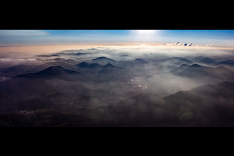 Vue aérienne de Panorama de la forêt du Palatinat Dans la brume au-dessus du Queichtal à Annweiler am Trifels dans le département Rhénanie-Palatinat, Allemagne