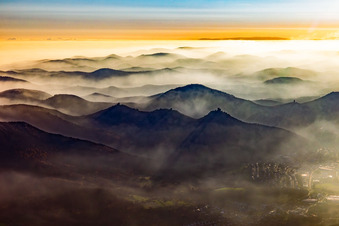 Vue aérienne de Les 3 châteaux : Münz, Anebos et Trifels dans la brume du nord à Annweiler am Trifels dans le département Rhénanie-Palatinat, Allemagne