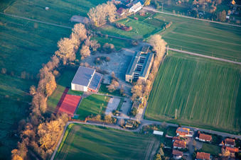 Vue aérienne de École Klingbach à le quartier Ingenheim in Billigheim-Ingenheim dans le département Rhénanie-Palatinat, Allemagne