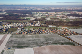 Vue aérienne de En hiver quand il y a de la neige à le quartier Minderslachen in Kandel dans le département Rhénanie-Palatinat, Allemagne