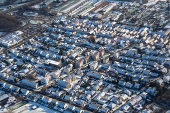 Vue aérienne de Röntgenstraße en hiver avec de la neige à Kandel dans le département Rhénanie-Palatinat, Allemagne