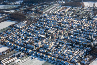 Vue aérienne de Röntgenstraße en hiver avec de la neige à Kandel dans le département Rhénanie-Palatinat, Allemagne