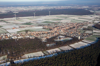 Vue aérienne de En hiver quand il y a de la neige à Hatzenbühl dans le département Rhénanie-Palatinat, Allemagne