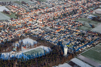 Vue aérienne de Château d'eau en hiver avec de la neige à Hatzenbühl dans le département Rhénanie-Palatinat, Allemagne