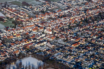 Vue aérienne de Saint-Wendelin en hiver avec de la neige à Hatzenbühl dans le département Rhénanie-Palatinat, Allemagne