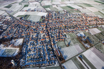 Vue aérienne de Kirchstraße en hiver avec de la neige à Hatzenbühl dans le département Rhénanie-Palatinat, Allemagne
