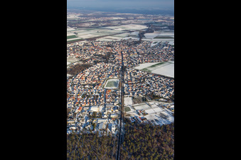 Vue aérienne de Kandelerstraße en hiver avec de la neige à Rheinzabern dans le département Rhénanie-Palatinat, Allemagne
