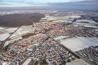 Vue aérienne de Ligne de chemin de fer en hiver avec de la neige à Rheinzabern dans le département Rhénanie-Palatinat, Allemagne